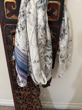 Elie Tahari luxury brand White,torquise Blue Printed lightweight Scarf 🧣